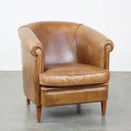 Charmante En Comfortabele Rundleren Clubfauteuil In Een Mooie Lichte Cognac Kleur thumbnail 2