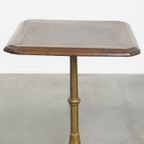 Stijlvolle Antieke Franse Bistro Tafel Met Een Sierlijke Goudkleurige Gietijzeren Poot thumbnail 5