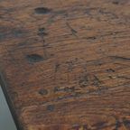 Charmante En Praktische Antieke Franse Salontafel Met Opvallende Kleuren Een Mooi Patina thumbnail 8