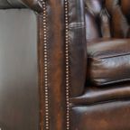 Donkere, Statige En Rustieke Rundleren Engelse Chesterfield Fauteuil Met Bolpootjes thumbnail 11