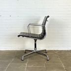 Vitra Ea 108 Zwarte Design Stoel, Ontworpen Door Charles & Ray Eames thumbnail 9