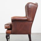 Zeer Mooie, Statige, Rundleren Chesterfield Oorfauteuil Met Elegante Pootjes In Een Fijne Kleur thumbnail 6