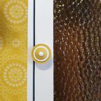 Superleuk Vintage Hangkastje Wandkastje In Wit Met Geel Bolletjesglas thumbnail 5