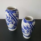 2 Nippon Tokusei Vaasjes Gedecoreerd Met Blauw  / Witte Sakura Bloesem Patroon. thumbnail 5