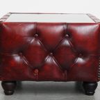 Set Van 2 Rundleren Chesterfield Bijzet/ Salontafels In Een Mooie Rode Kleur Met Glazen Bladen thumbnail 3