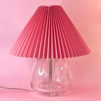 Mooie Massief Glazen Vintage Lamp Met Nieuwe Roze Plissé Kap thumbnail 3