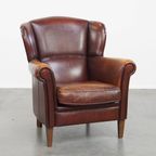 Karaktervolle Schapenleren Oorfauteuil Met Een Donkere Warme Kleurstelling En Een Prachtig Patina thumbnail 2