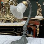 Art Deco Tafellamp Met Geplooide Glazen Kap. thumbnail 4