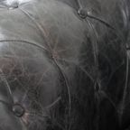 Tijdloze En Klassieke Set Ruime Zwarte Chesterfield Fauteuils Van Karaktervol Generfd Rundleer thumbnail 13