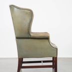 Unieke En Karaktervolle Groene Rundleren Oorfauteuil Met Een Mooi Patina En Correct Afgewerkt thumbnail 2
