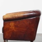 Charmante Rundleren Clubfauteuil In Engelse Stijl Met Een Vast Zitkussen En Een Prachtig Patina thumbnail 5