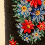 Prachtig Vintage Handgemaakt Wandkleed Met Bloemen In Sprekende Kleuren. thumbnail 9