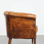 Subtiele, Cognac-kleurige Schapenleren Clubfauteuil Met Een Tijdloos Design En Correct Afgewerkt thumbnail 4