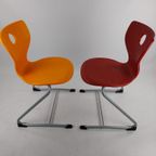 2 Stoelen. Design Verner Panton thumbnail 2