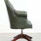 Grote Groene Rundleren Chesterfield Bureaustoel Op Wieltjes Met Een Hoge Rug thumbnail 3