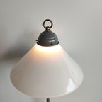 Tafellamp Met Grijs Metalen Voet En Opaline Glas Kap thumbnail 5