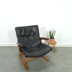 Zwart Leren Fauteuil Met Armleuningen En Houten Onderstel thumbnail 3