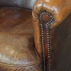 Stoere, Karaktervolle En Comfortabele Cognac-Kleurige Schapenleren Clubfauteuil Met Een Tijdloos thumbnail 12