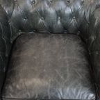 Tijdloze En Klassieke Set Ruime Zwarte Chesterfield Fauteuils Van Karaktervol Generfd Rundleer thumbnail 7