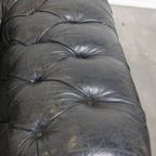 Comfortabele Zwarte Rundleren Chesterfield 2.5 Zits Bank In Engelse Stijl thumbnail 9