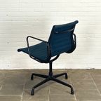 Vitra Ea 104 Designstoel – Draaibaar, Donkerblauw En Iconisch (Special Edition) thumbnail 6