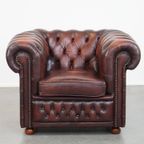 Karaktervolle Donkerrode Engelse Rundleren Chesterfield Fauteuil Met Een Comfortabele Zit thumbnail 3