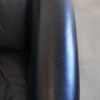 Geweldige Zwarte Rundleren Clubfauteuil In Engelse Stijl Met Een Tijdloos Design thumbnail 8