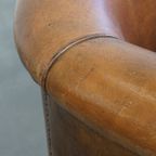 Karaktervolle Vintage Clubfauteuil Van Schapenleer Met Een Afwerking Met Siernagels thumbnail 15