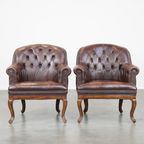 Set Van 2 Charmante, Klassieke Rundleren Engelse Chesterfield Armchairs Met Sierlijke Poten thumbnail 2