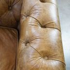In Goede Staat Verkerende En Tijdloze Generfde Rundleren Chesterfield 2.5 Zits Bank Op Wieltjes thumbnail 9