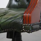 Tijdloze Groene Rundleren Chesterfield Bureaustoel In Engelse Stijl Op Wieltjes thumbnail 4