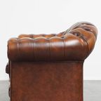 Mooie En Complete Set Van Een 2,5 Zits En 2 Zits Bruine Engelse Rundleren Chesterfield Bank thumbnail 5