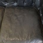 Zwarte 2.5 Zits Rundleren Engelse Chesterfield Bank Met Leuke, Luxe Details thumbnail 12