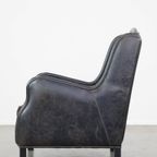 Stoere, Karaktervolle Zwarte Rundleren Fauteuil In Industriële Stijl Met Een Hoge Rug thumbnail 4