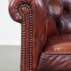 Statige Rundleren Engelse Chesterfield Clubfauteuil In Een Sprekende Rode Kleur thumbnail 10