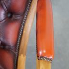 Luxe En Klassieke Rood Gevlamde Engelse Rundleren Chesterfield Fauteuil Met Sierlijke Details thumbnail 2