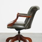 Tijdloze Groene Rundleren Chesterfield Bureaustoel In Engelse Stijl Op Wieltjes thumbnail 5