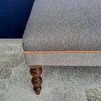 Landelijke Vintage Hocker, Nieuwe Stoffering, Voetenbankje thumbnail 10