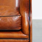 Luxe En Comfortabele Schapenleren Armchair Met Hoge Rug, Zwarte Biezen En Een Tijdloos Design thumbnail 9