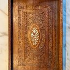 Dienblad Uit India, Houtsnijwerk thumbnail 12