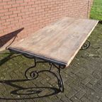 Brutalist Eettafel, Industrieel Steenschotten Blad En Metalen Onderstel thumbnail 5
