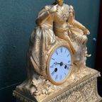 Een Vuurvergulde, Bronzen Schouwpendule In Empirestijl. thumbnail 4