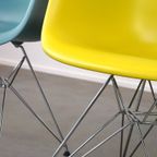 Set Van 4 Mooie En Kleurrijke Vitra Eamas Dar Design Eetkamerstoelen thumbnail 12