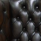 Mooie Donkerbruine Vintage Rundleren Chesterfield Oorfauteuil Met Een Mooi Patina thumbnail 12