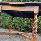 A 1920S Oak Draw-Leaf Dining Table, On Barley-Twist Legs  And 4 Stoelen thumbnail 13