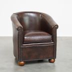 Prachtige Luxe Donkere Rundleren Clubfauteuil Met Bolpoten In Engelse Stijl thumbnail 2