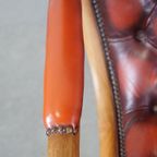 Luxe En Klassieke Rood Gevlamde Engelse Rundleren Chesterfield Fauteuil Met Sierlijke Details thumbnail 7