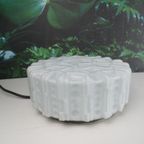 Melkglas Plafondlamp Met Reliëfpatroon thumbnail 3