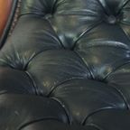 Sierlijke Donkerblauwe Chesterfield Fauteuil Gemaakt Van Rundleer En Gecombineerd Met Hout thumbnail 13