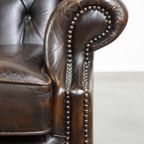 Mooie Donkerbruine Vintage Rundleren Chesterfield Oorfauteuil Met Een Mooi Patina thumbnail 10